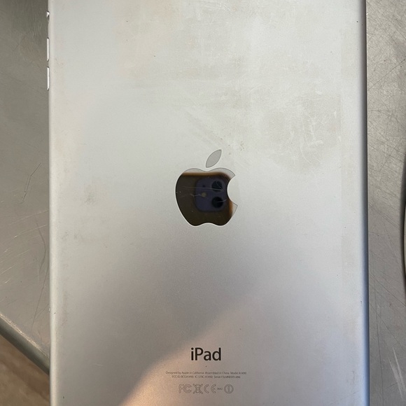 iPad A1490 - Picture 3 of 5